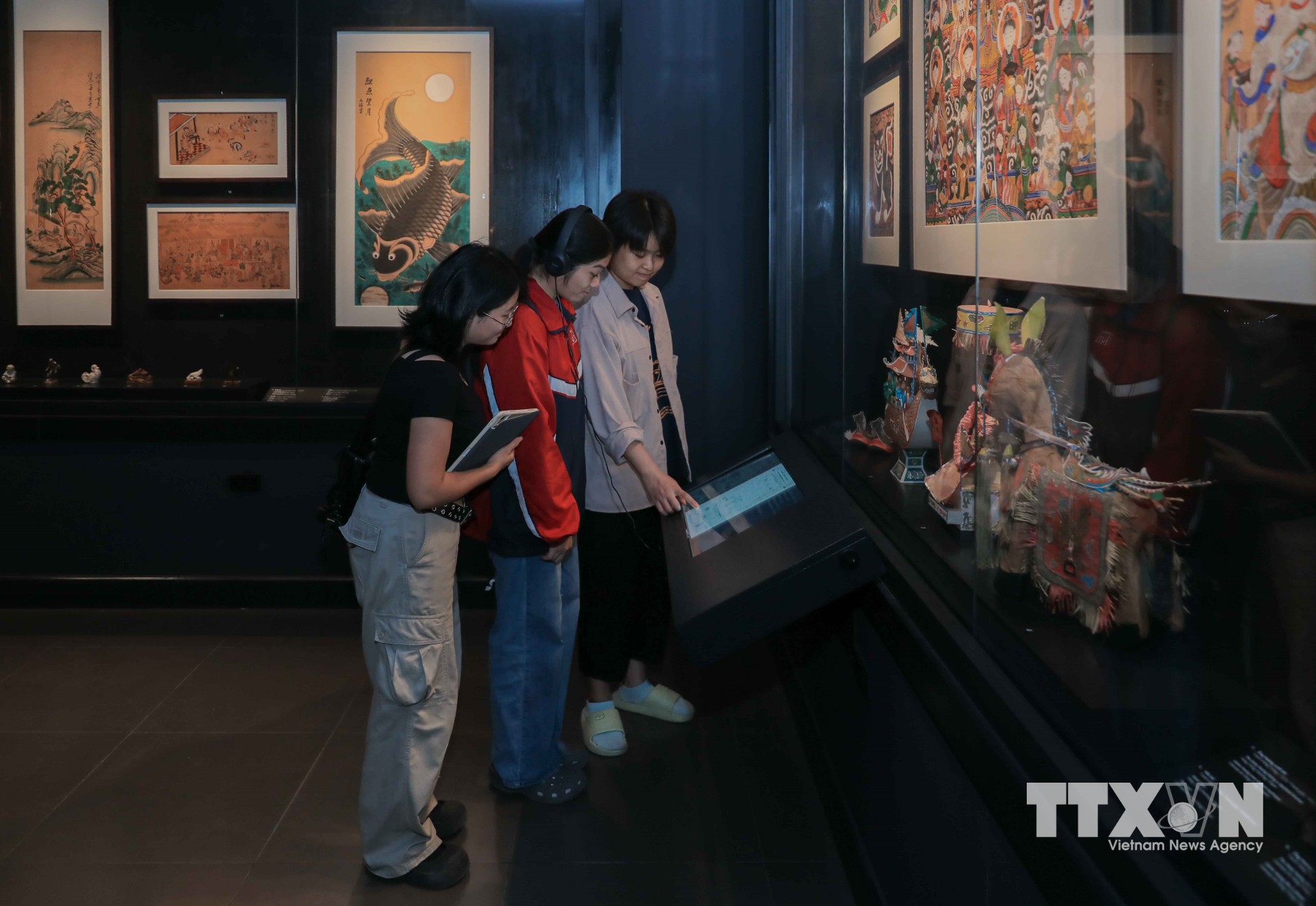 Màn hình tương tác thông minh là giải pháp hiện đại giúp du khách tự tra cứu thông tin, chiêm ngưỡng hình ảnh 3D và khám phá hiện vật bảo tàng dễ dàng. (Ảnh: Phan Phương/TTXVN)